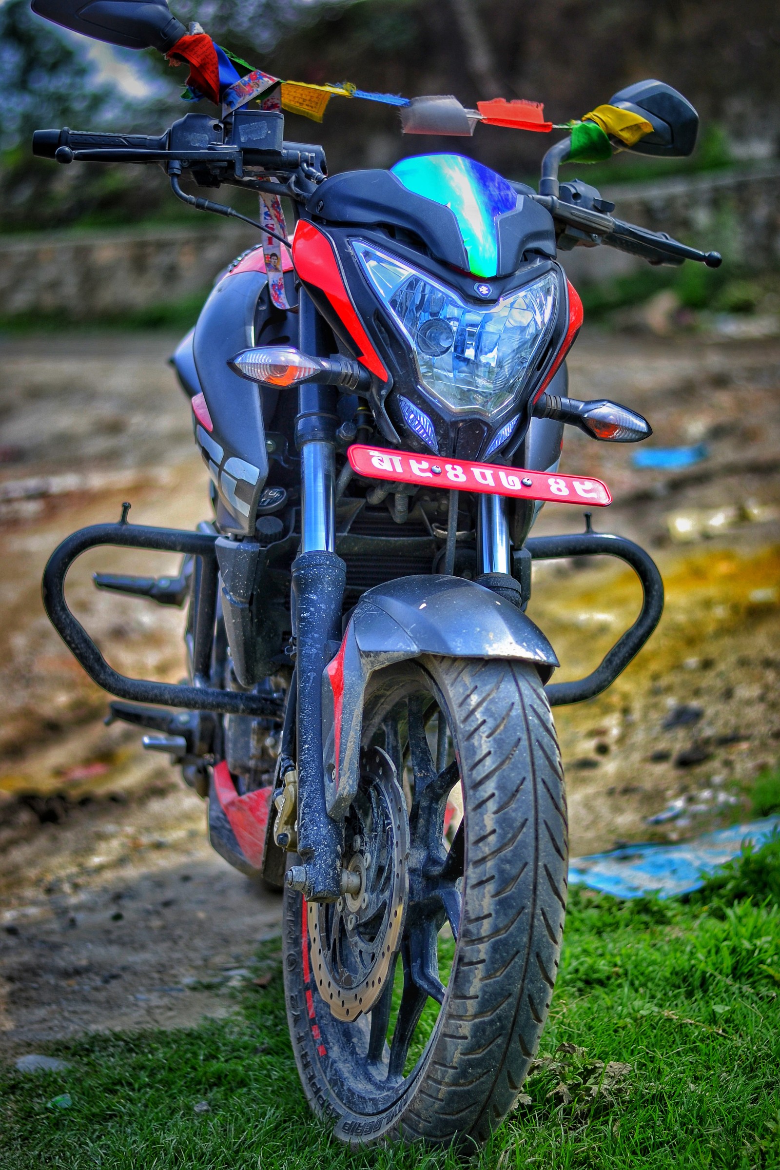 Hay una motocicleta estacionada en la hierba en la tierra (bajaj, bicicleta, negro, color, duque)