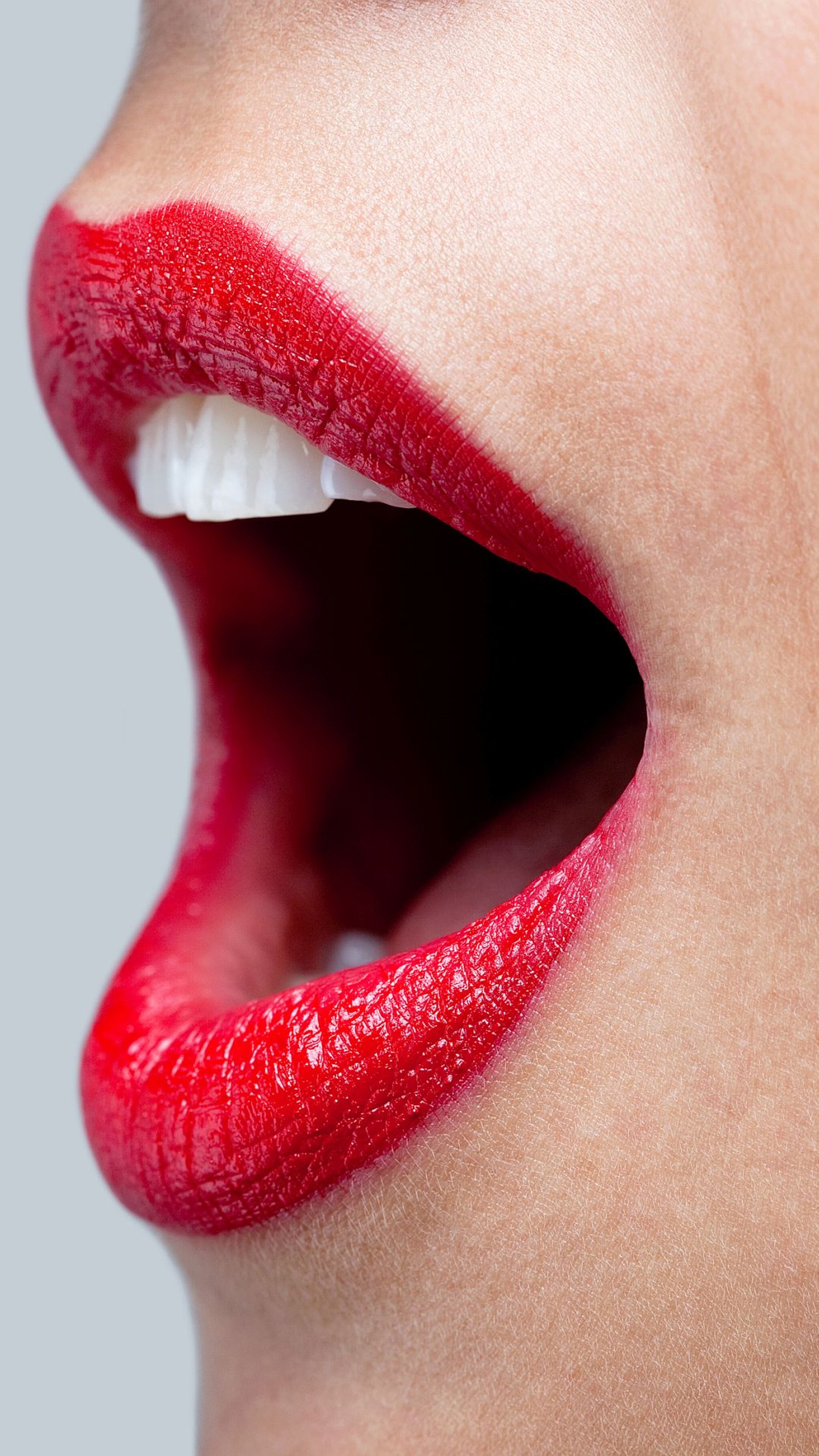 Una mujer con labios rojos y un diente blanco (aaaah, abstracto, hermoso, labios rojos, white teeth)