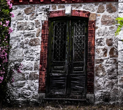 Puertas dobles desgastadas de una encantadora casa de hobbies