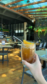 Coquetel refrescante em um espaço de jantar encantador