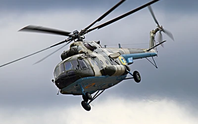 Militärhubschrauber im Flug: Rotoraktion Mi-8