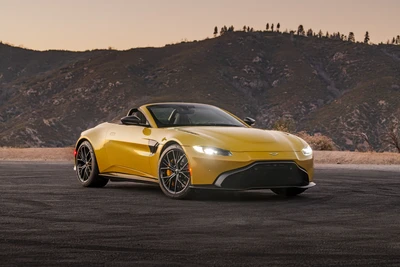 2021 Aston Martin Vantage Roadster in auffälligem Gelb vor einer bergigen Kulisse