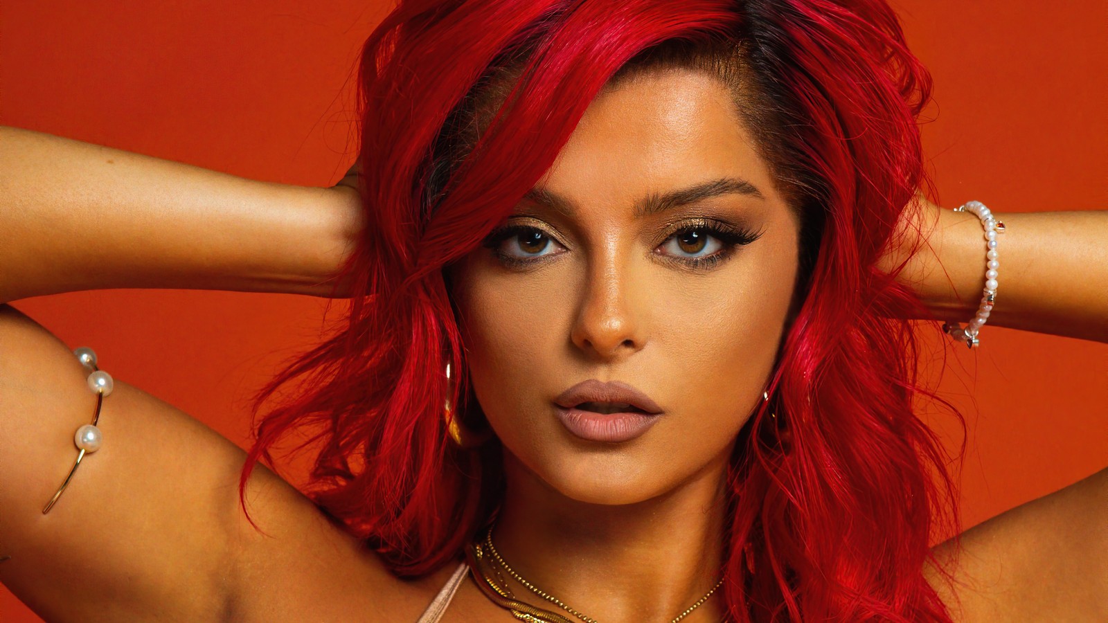 Un gros plan d'une femme aux cheveux rouges et un collier (bebe rexha, américain, chanteur, célébrité, femmes)