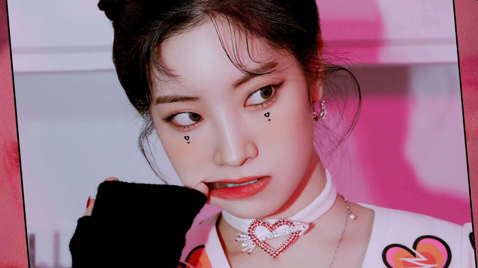 Gros plan d'une femme portant une chemise rose et un gant noir (dahyun, 다현, kim da hyun, 김다현, deux fois)