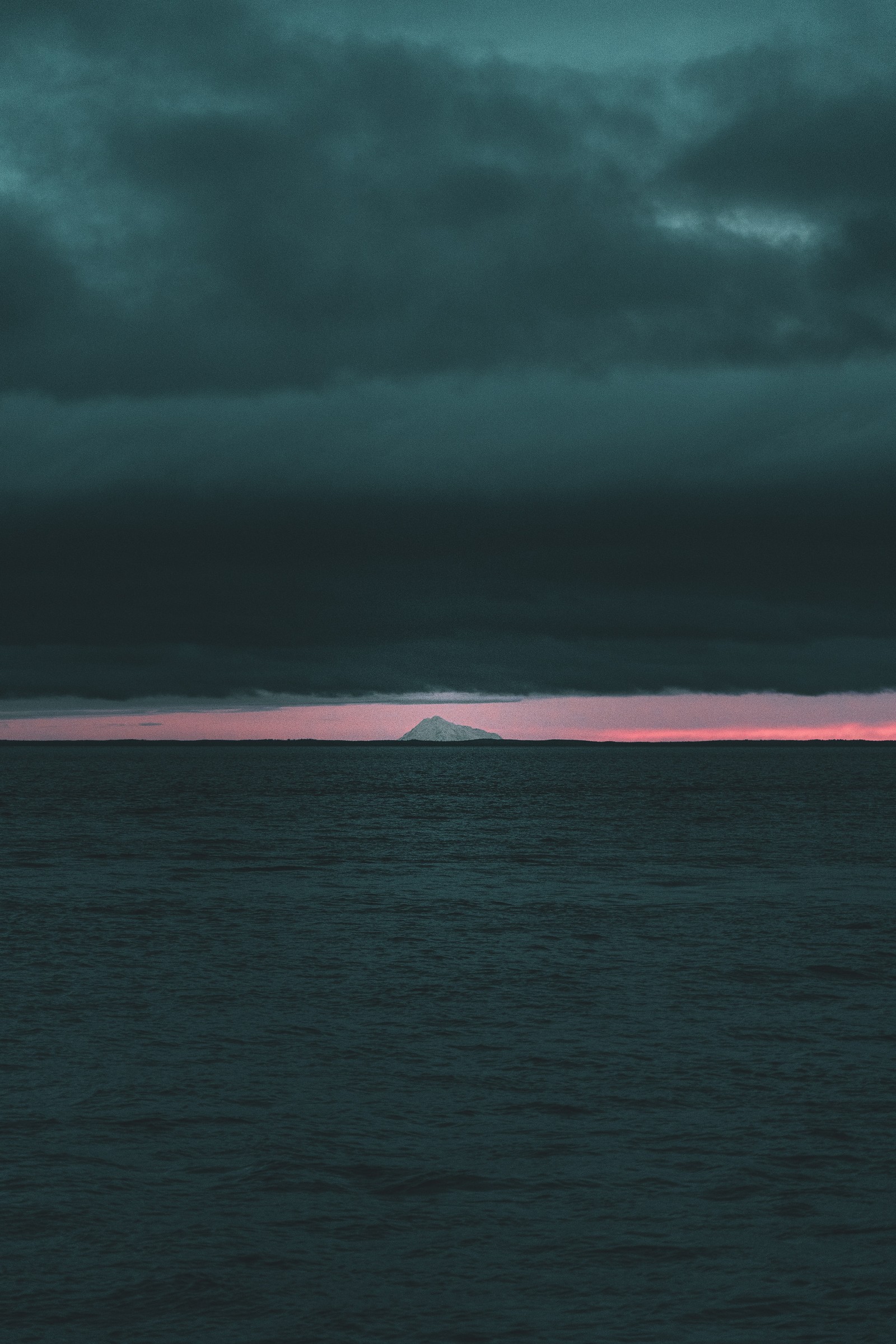 Nuages sombres au-dessus de l'océan avec un bateau solitaire au loin (horizon, cumulus, mer, vague de vent, nuage)