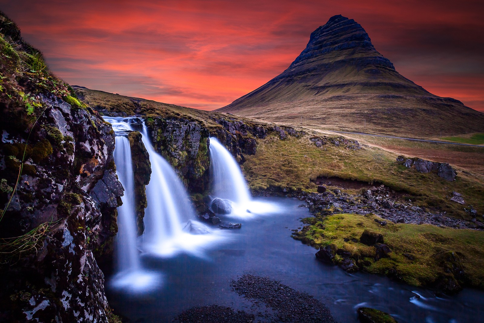 Водопад посреди горы на фоне красного неба (киркьюфелл, kirkjufell, исландия, гора, водопады)