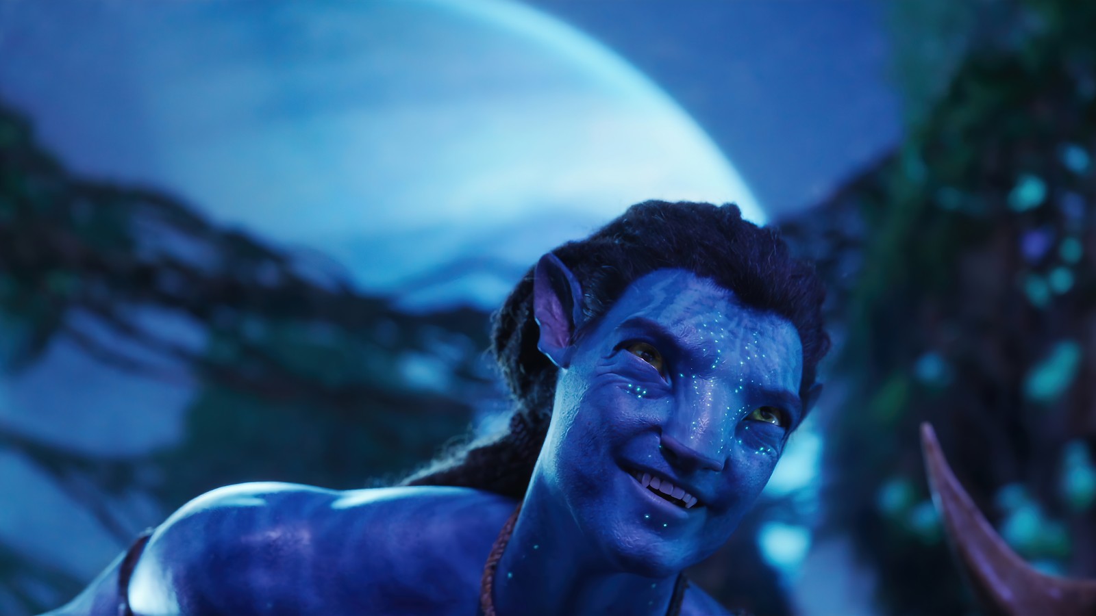 Primer plano de un hombre con pintura azul en la cara (avatar el camino del agua, avatar the way of the water, película, 2022, navi)