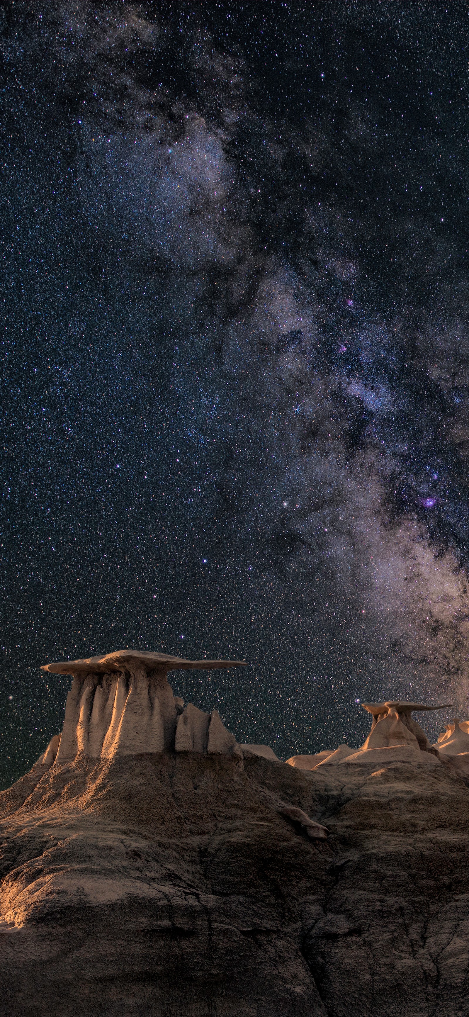 Céu estrelado com algumas estrelas sobre uma área desértica (via láctea, estrela, galáxia de andrômeda, andromeda galaxy, galáxia)