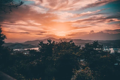 Éblouissant crépuscule sur les montagnes et l'eau