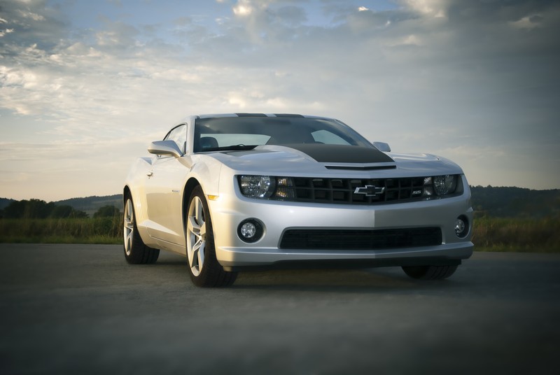 Крупный план серебристого автомобиля, припаркованного на дороге (ford mustang, бампер, шевроле камаро, chevrolet camaro, генерал моторс)