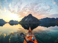 Reflexión matutina tranquila de la cordillera en un lago tranquilo