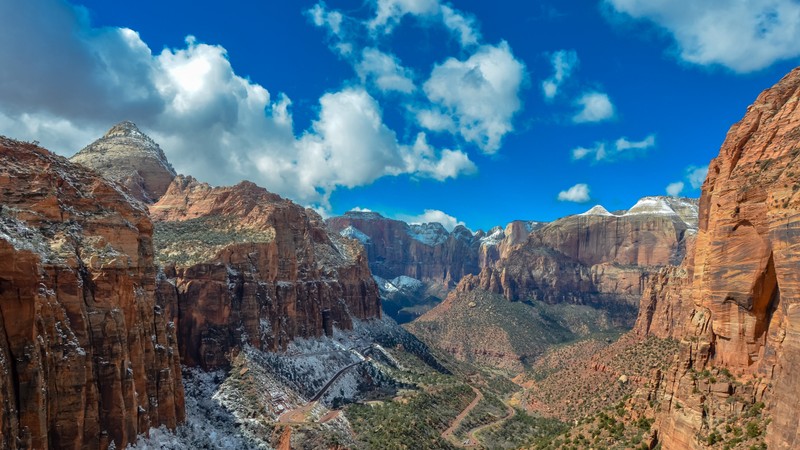 Вид на каньоны и горы с вершины горы (национальный парк зайон, zion national park, национальный парк брайс каньон, национальный парк, парк)