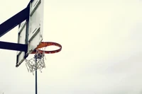 Aro de baloncesto vacío contra un cielo nublado