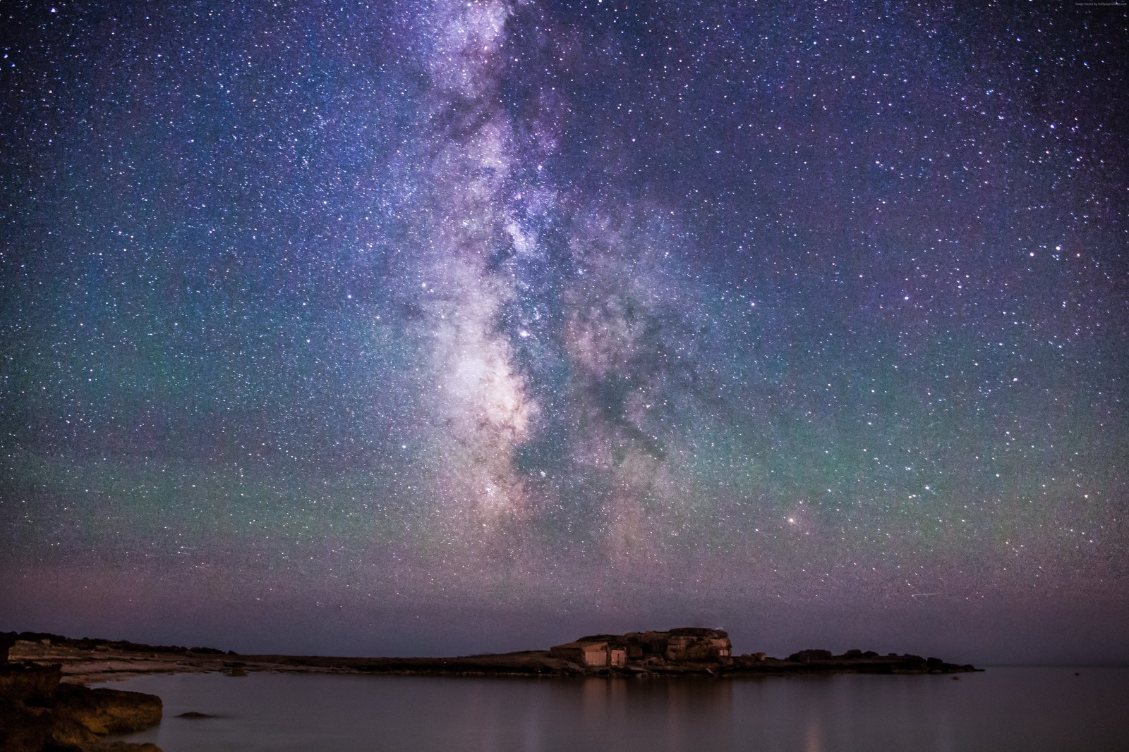 Uma vista da via láctea e da via láctea sobre o oceano (aurora, noite, atmosfera, via láctea, galáxia)