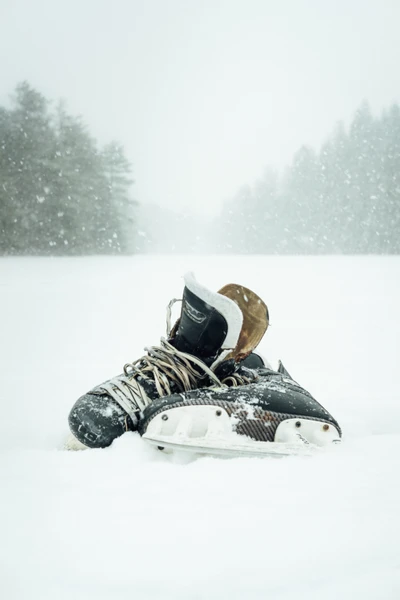 Verlassene Schlittschuhe in einem Wintersturm