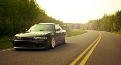 Nissan Silvia en una carretera sinuosa, combinando rendimiento y estilo.