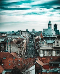 Panorama urbain d'une métropole avec une architecture historique et un horizon moderne