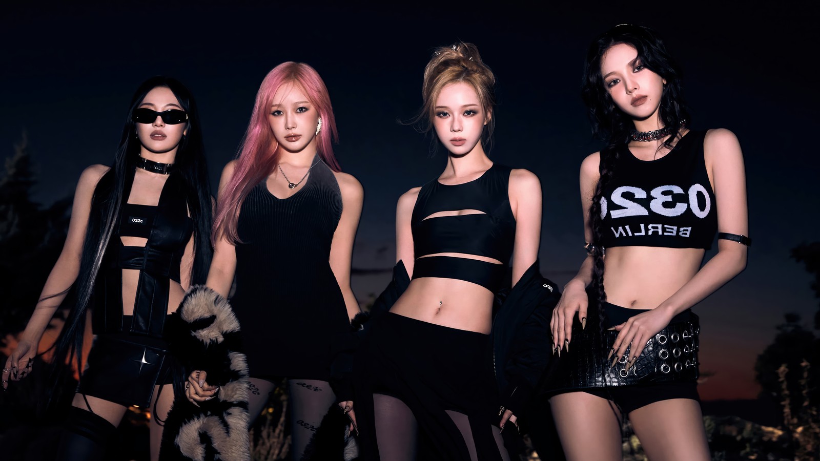 Un gros plan d'un groupe de filles en tenues noires (aespa, kpop, whiplash, karina, hiver)