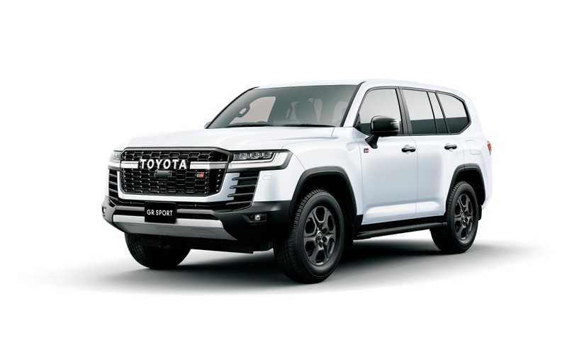 Белый toyota land cruiser, припаркованный на белой поверхности (toyota land cruiser gr sport, 2021, белый фон, внедорожник, машины)