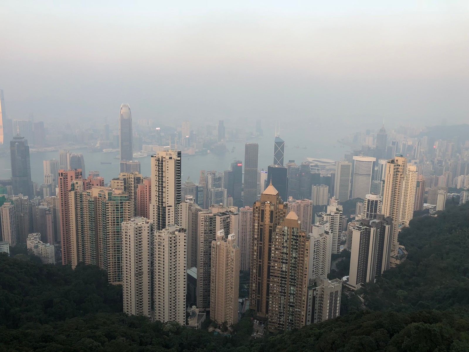 Vista aérea de uma cidade com prédios altos e um rio (hong kong, victoria peak, peak tower, bloco de torre, dia)