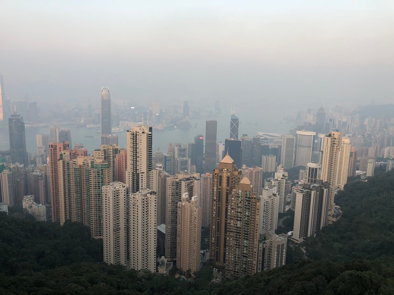 Вид на город с высокими зданиями и рекой (гонконг, hong kong, виктория пик, victoria peak, пиковая башня)