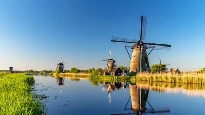 Moinhos de vento em Kinderdijk refletindo no rio tranquilo, Holanda do Sul, Países Baixos