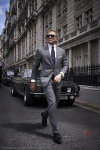 Daniel Craig en tant que James Bond dans un style de mode de rue élégant à côté d'une voiture classique