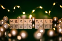 Feliz Natal: Letras de Scrabble festivas com luzes bokeh e ornamentos elegantes