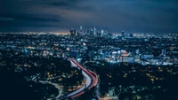 Paisagem noturna de Los Angeles: Um horizonte urbano cativante ilumina o céu