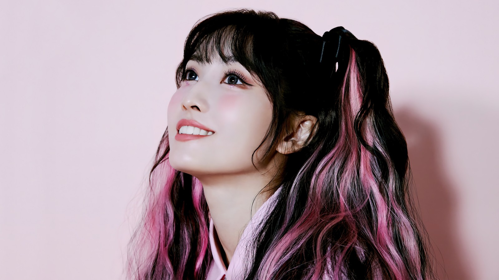 Arafed woman with pink hair and black hair with a pink background (momo, 모모, hirai momo, 平井 もも, twice)