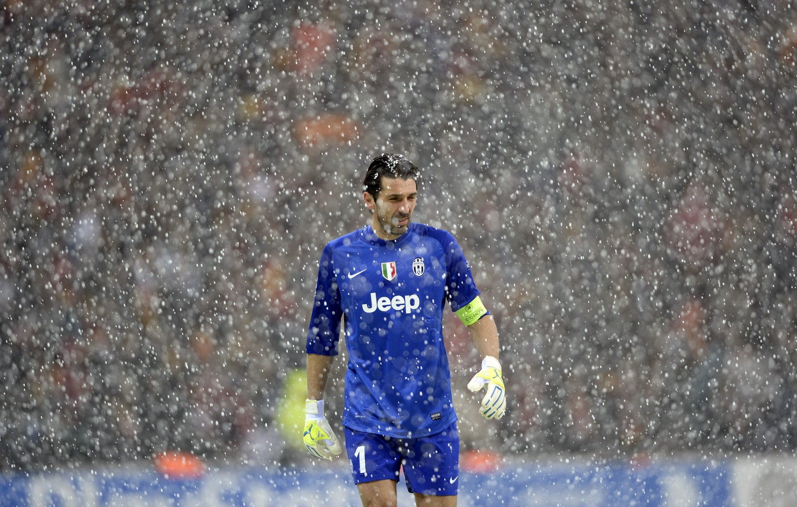 Jogador de futebol em uniforme azul em pé no campo durante uma tempestade de neve (juventus fc, juventus f c, seleção nacional de futebol da itália, goleiro, jogador de futebol)