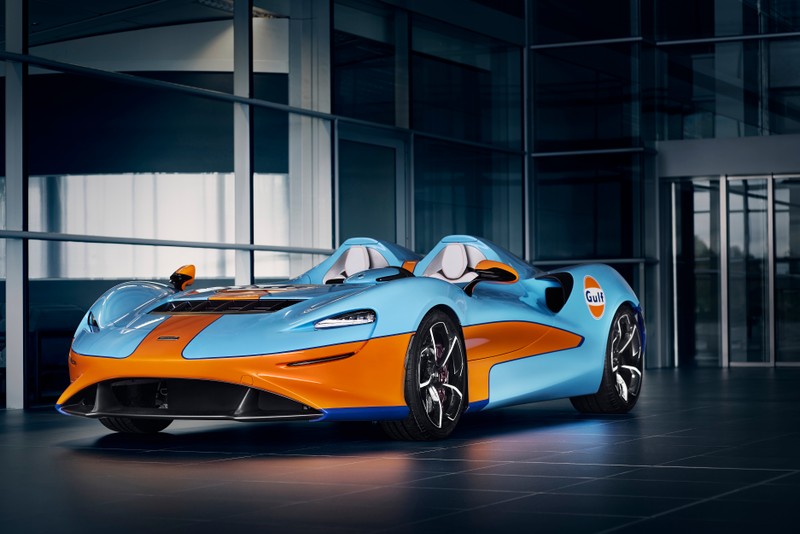 Синий и оранжевый спортивный автомобиль, припаркованный перед зданием (mclaren elva, гульф тема, mso, 2021, 5k)