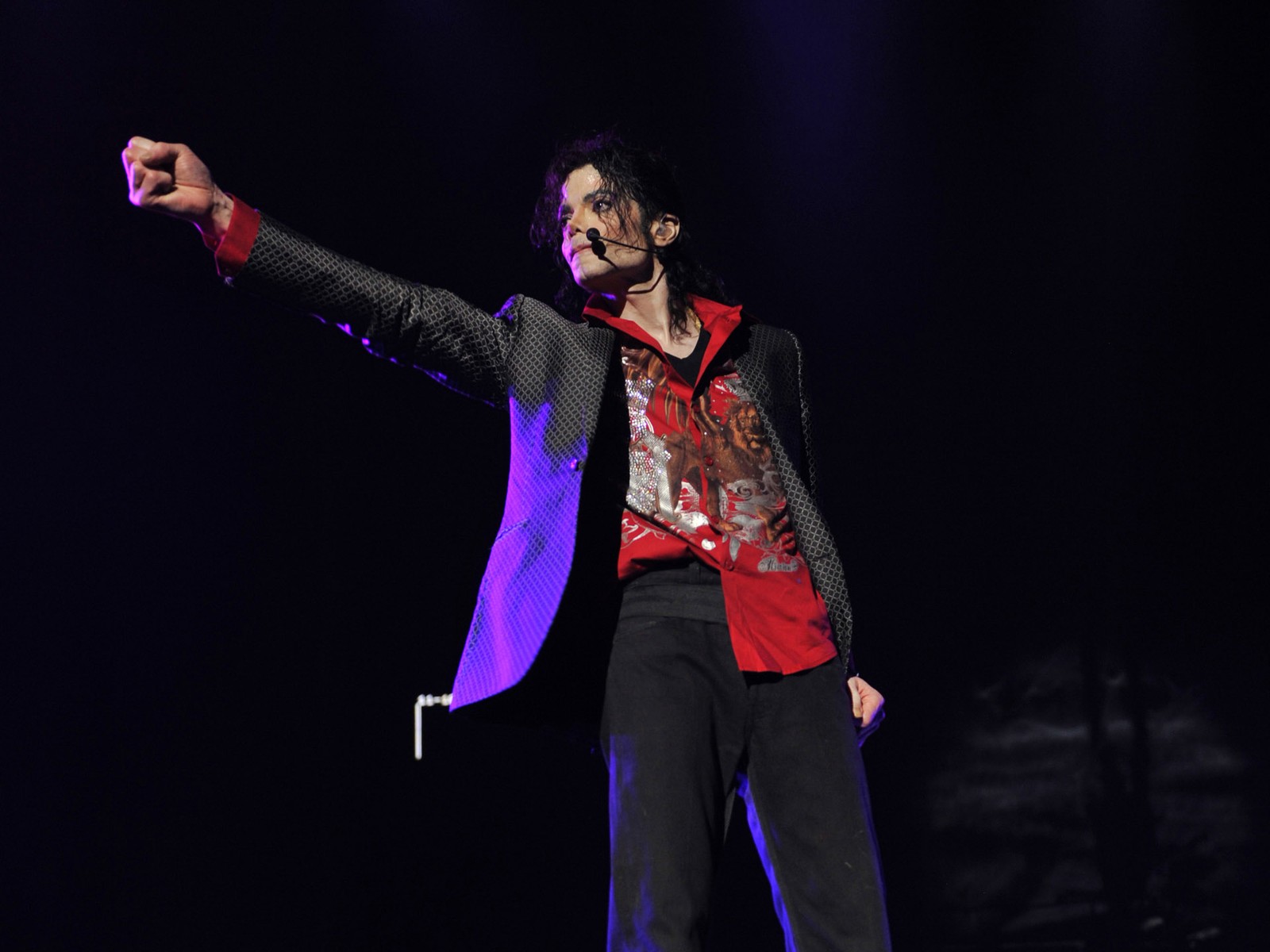 Jirafa vestida con una camisa roja y pantalones negros, sosteniendo un micrófono (michael jackson, desempeño, entretenimiento, artes escénicas, evento)