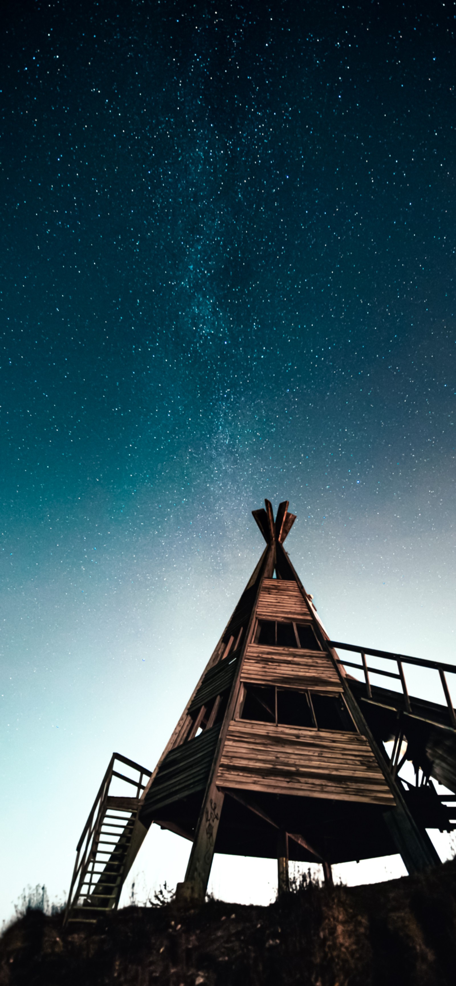 Cielo estrellado con una estructura de madera y escaleras que conducen a una plataforma (atmósfera, mundo, triángulo, bioma, paisaje natural)