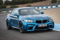 BMW M2 en bleu frappant, montrant des performances dynamiques sur la piste.