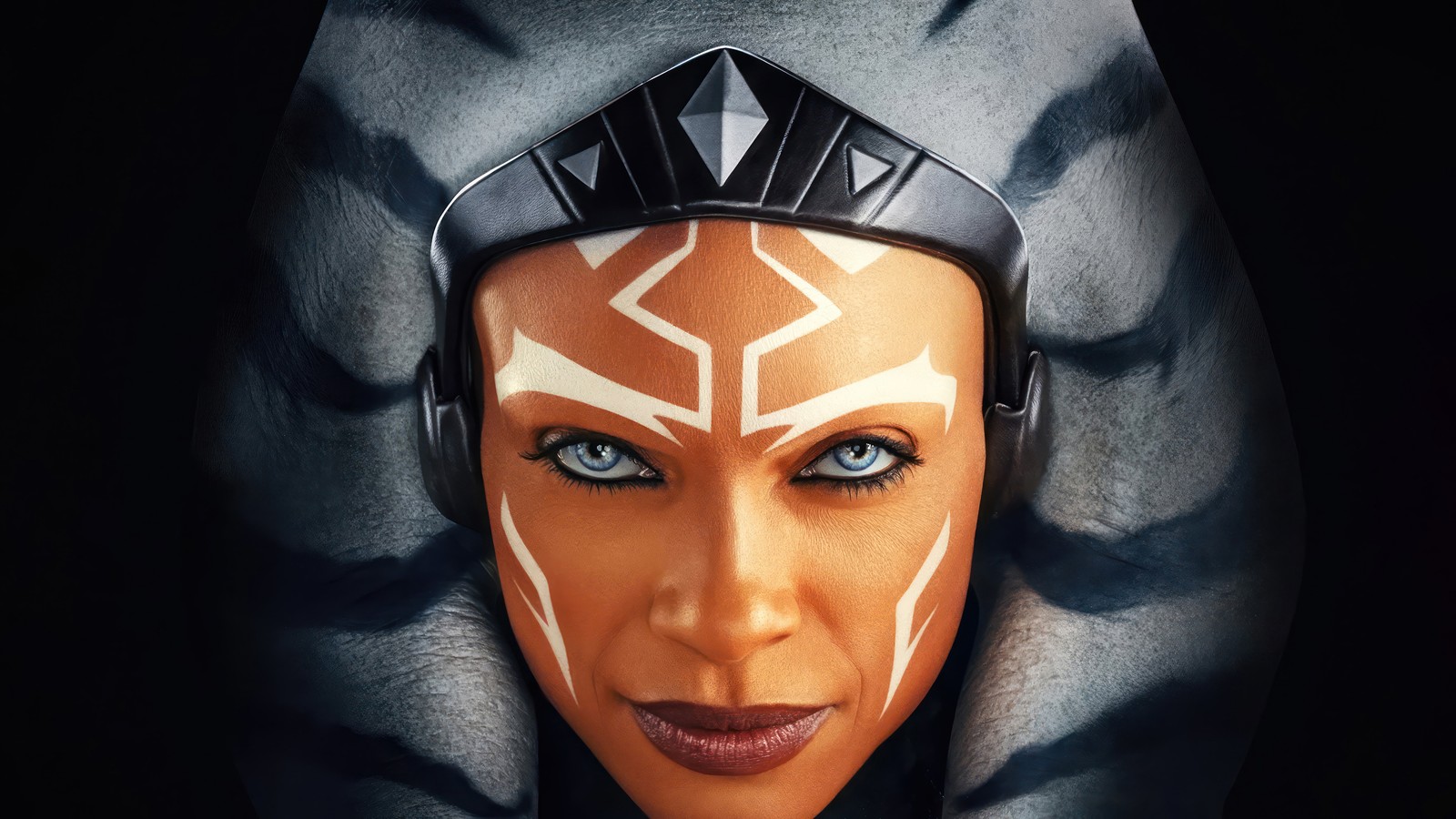 Un primer plano de una mujer con un casco y la cara pintada (serie ahsoka, ahsoka series, star wars, series de televisión, ahsoka tano)