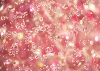 Gemmes roses scintillantes dans des bulles liquides