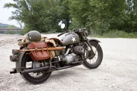 Vintage Militärmotorrad mit maßgeschneiderter Ausrüstung und Zubehör