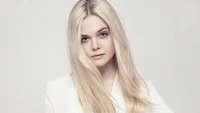 Elle Fanning: Actriz rubia elegante en una sesión de fotos minimalista