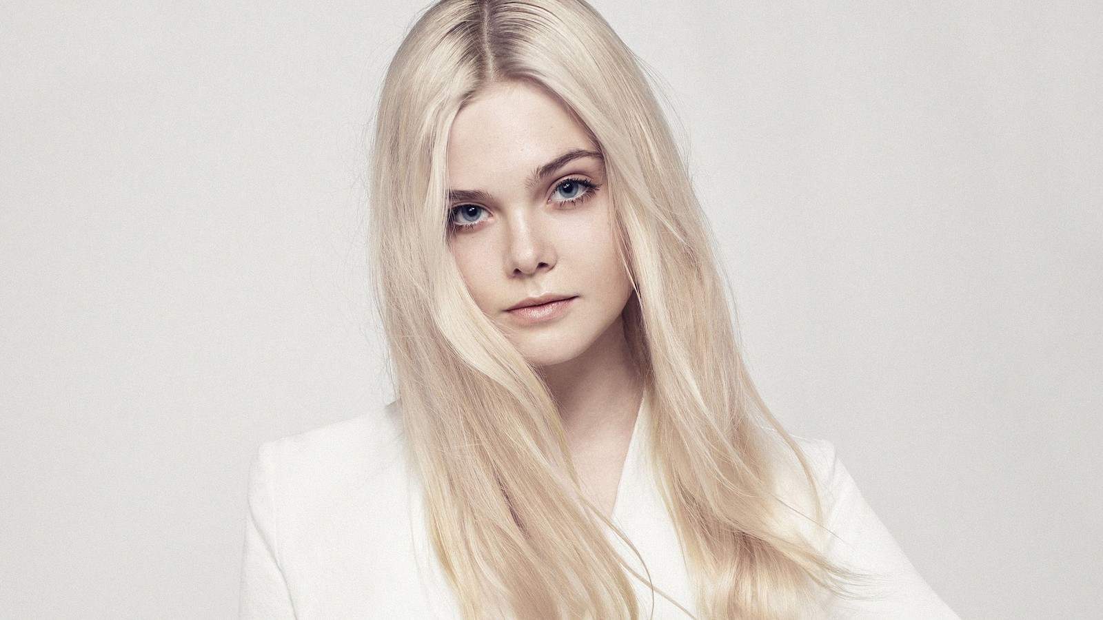 Gros plan d'une femme avec de longs cheveux blonds portant une chemise blanche (elle fanning, actrice, célébrité, femmes, filles)