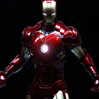 Iron Man en una pose dinámica, mostrando su icónica armadura roja y dorada con un reactor de arco brillante.