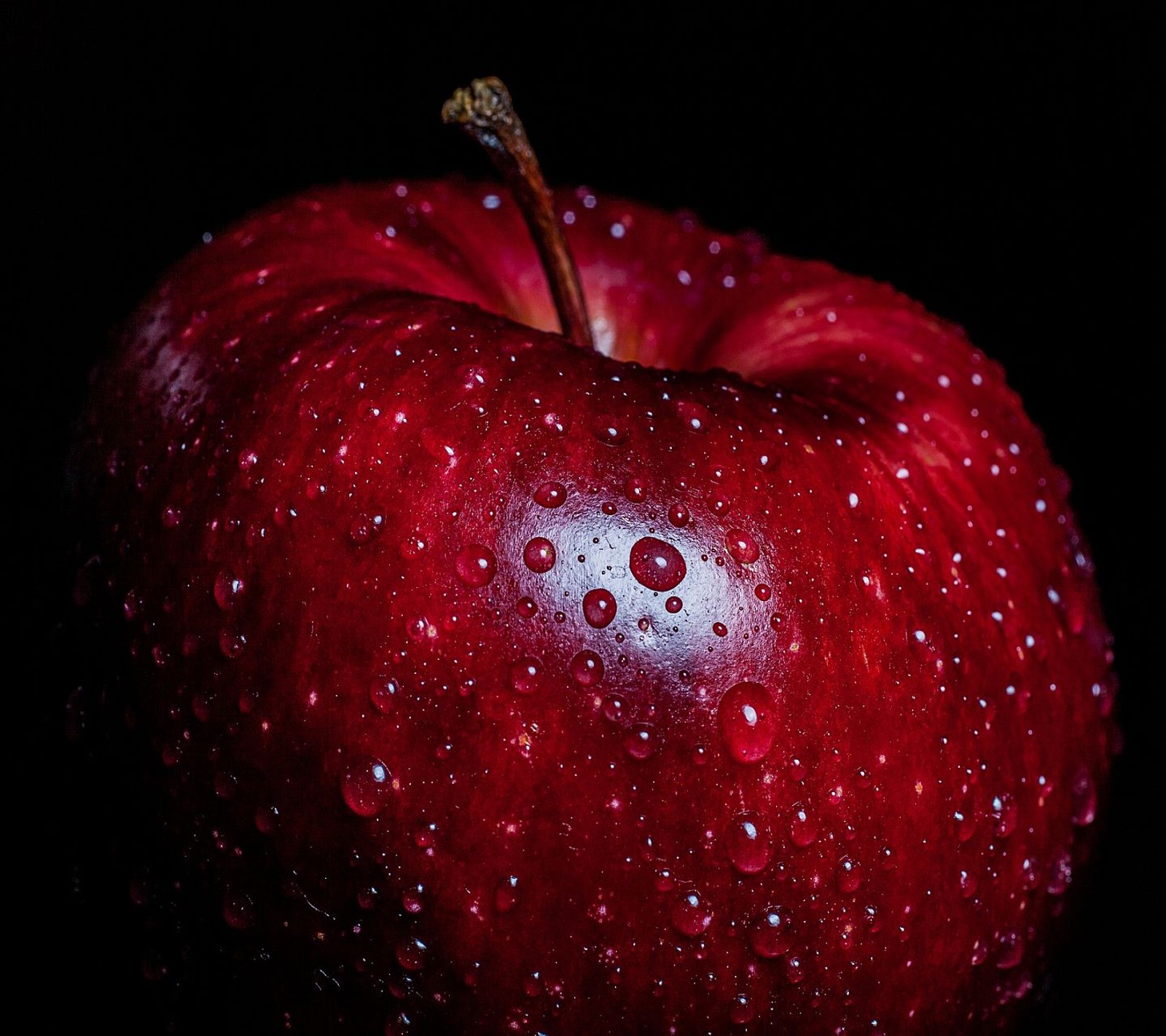 Ein apfel mit wassertropfen auf schwarzem hintergrund (abej, apfel, beograd)