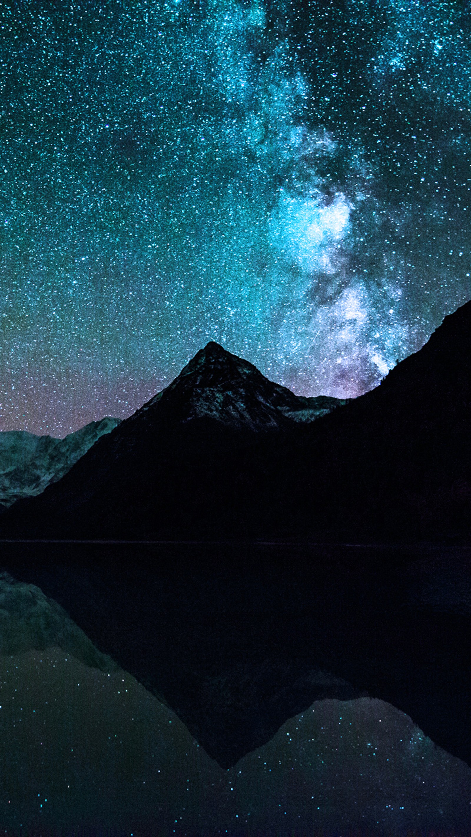 Céu estrelado sobre uma cadeia de montanhas com um lago e uma montanha em primeiro plano (galáxia, montanhas, noite, espaço, estrelas)