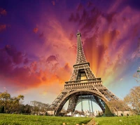 Torre Eiffel al atardecer en París con cielos vibrantes