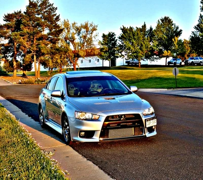 Mitsubishi Evo X dans la lumière du coucher de soleil sur une rue sereine