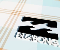 Logotipo estilizado de Billabong sobre fondo de cuadros