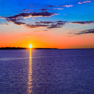 Deslumbrante pôr do sol sobre águas tranquilas