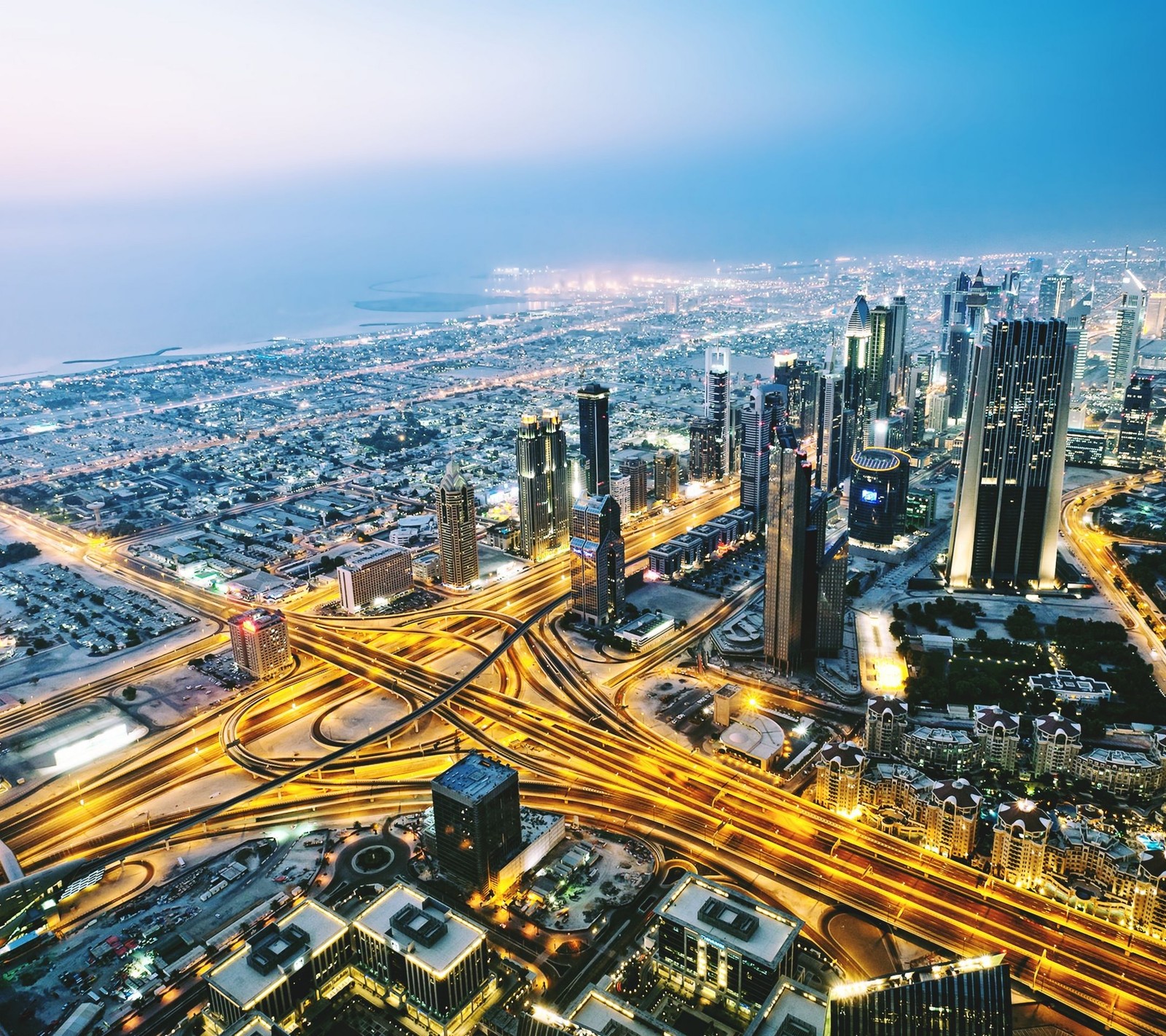 Vue d'une ville la nuit avec beaucoup de circulation (ville, dubaï, dubai)