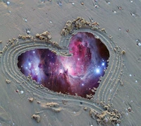 Amour cosmique : Galaxie en forme de cœur dans le sable