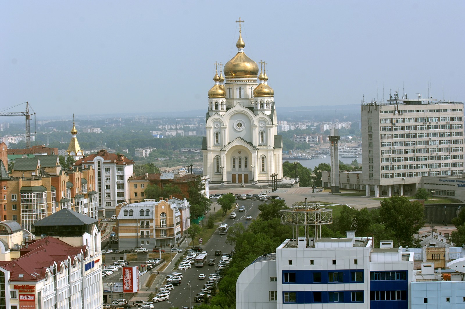 Здания и часовня в городе с большим количеством трафика (город, здание, метрополия, площадь, достопримечательность)